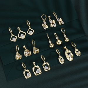 Juego de Aretes Colgantes Geométricos Chapados en Oro de 14K, Aretes de Zirconia Cúbica de Estilos Variados para Mujer, Joyería de Moda - Product Image 1