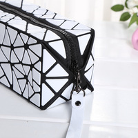 Pochette de voyage imperméable en PVC mat à motif losanges octogonaux avec fermeture éclair et sangle amovible, sac à cosmétiques pour femmes, rangement multifonctionnel
