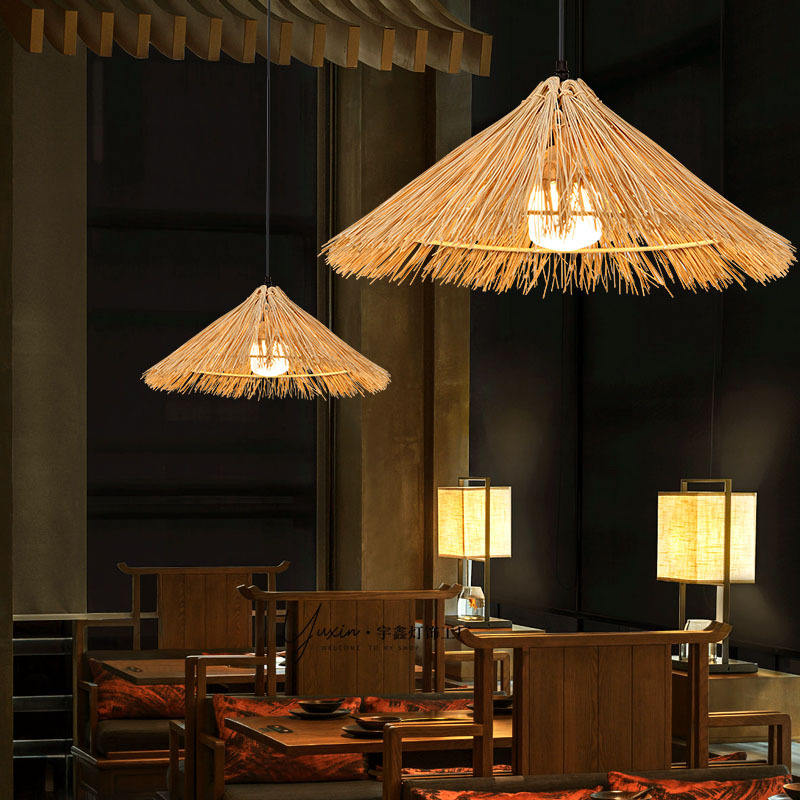 La casquette en paille est grande