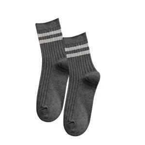 Chaussettes en coton de couleur unie personnalisées pour garçon Chaussettes mi-mollet à rayures transversales Chaussettes d'automne décontractées absorbant la sueur pour garçon - Product Image 2