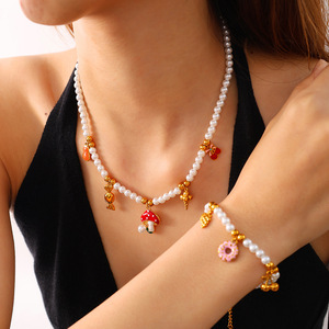 ชุดสร้อยคอและสร้อยข้อมือประดับมุกเทียมรูปผลไม้ ของขวัญเครื่องประดับตกแต่งสไตล์หวานสำหรับผู้หญิง ดีไซน์เชอร์รี่สตรอว์เบอร์รี่ - Product Image 4