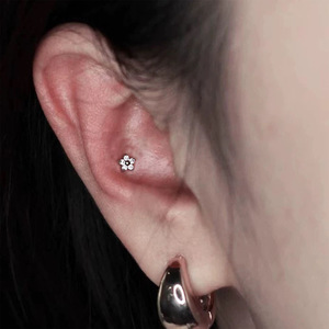 Boucles d'oreilles clous en titane F136 G23 avec zircon en forme de fleur, bijoux de piercing pour cartilage, cadeau minimaliste, bijoux de mode - Product Image 4