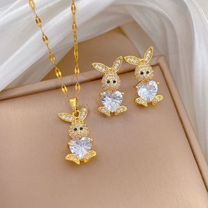 Ensemble collier et boucles d'oreilles pour femmes, chaîne en acier inoxydable couleur or luxueuse, pendentif en cuivre avec pierre en zircon - Product Image 3