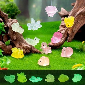 Vente en gros de décorations en résine d'animaux : chenille, escargot, mantaire, modèle en résine noctilucente pour la décoration - Product Image 1