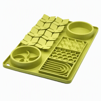 Tapis de léchage écologique tout-en-un pour chien, gamelle carrée à alimentation lente avec ventouses, tapis de léchage en silicone pour manger lentement, OEM