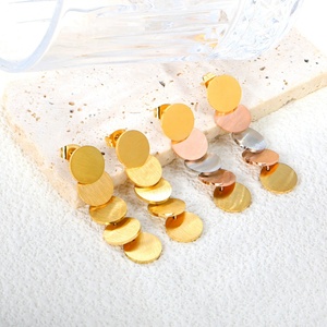 Boucles d'oreilles pendantes géométriques rondes en acier inoxydable, étanches, plaquées or 18 carats, anti-ternissement, avec breloque cercle lisse et pompon - Product Image 6