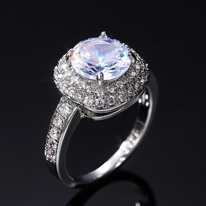 Anello con Cristalli Incastonati per Donne, Elegante Accessorio Moda per Uso Quotidiano e Feste - Product Image 1