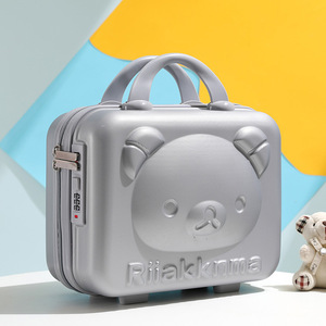 Venta al por mayor equipaje de mano Oso de dibujos animados bolsa de cosméticos Mini contraseña bolsa 14 pulgadas regalo viaje cosmético venta productos portátil tocador Cas - Product Image 4