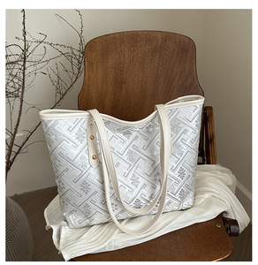 Sac fourre-tout élégant et ethnique en jacquard 2026 KH, grande capacité, sac à bandoulière en brocart Niche Zhuang pour femme, idéal pour le bureau et les trajets quotidiens - Product Image 1