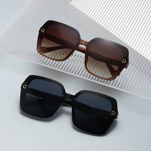 Lunettes de soleil haut de gamme très tendance avec protection UV400, monture carrée, style luxe léger scintillant, lunettes de visage nu avec verres optiques - Product Image 2