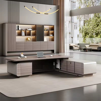 Bureau de direction en bois minimaliste italien de luxe en forme de L avec armoire de classement et bibliothèque de présentation – Bureau de patron