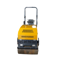 Mini-compacteur vibrant thermique portatif pour réparation routière, également disponible en version autoportée avec siège