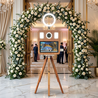 Photomaton pour événements de mariage, machine photo DSLR sur trépied aspect bois avec flight case et éclairage d'appoint, cabine photo pour fêtes et selfies