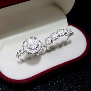 Anello di Fidanzamento Scintillante con Micro Pavé di Zirconi per Donne, Elegante Gioiello da Dito alla Moda - Product Image 4
