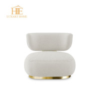 Canapé de luxe de style designer pour salon, ensemble de canapés en cuir naturel avec pieds en laiton pour villa et maison