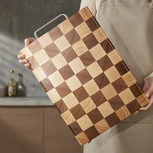 เขียงไม้กระถินลายตารางหมากรุก 40x29x3 ซม. พร้อมด้ามจับสำหรับใช้ในครัว - Product Image 4