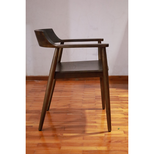 Elaborada con madera Sungkai de alta calidad, la silla de comedor Aksa presenta un acabado marrón cálido, que combina durabilidad y elegancia. - Product Image 3
