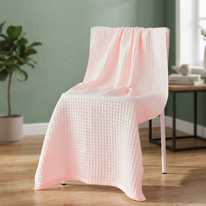 Serviette de bain en coton gaufré rose pâle de luxe, couleur unie, rectangulaire, douce pour la peau, écologique, bio, taille adulte, qualité hôtelière - Product Image 1