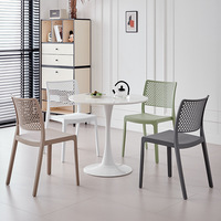 Chaise de salle à manger en plastique empilable, style crème, moderne et épaissie, pour salon et bar, usage commercial et domestique, idéale pour une utilisation prolongée.
