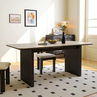 Table et chaises de salle à manger vintage françaises pour appartements de petite taille. Table à manger en bois massif noir antique, style minimaliste
