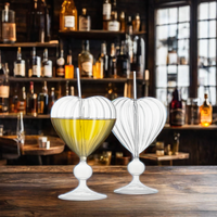 Tasse de paille en forme de coeur faite à la main tasse en verre à haute teneur en borosilicate articles de bar avec pailles en verre tige tasse en verre verrerie accessoires de bar