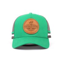 Gorras Trucker Personalizadas de Alta Calidad Estilo Australia, 5 Paneles, Perfil Alto, 2 Franjas Verdes, con Parche de Cuero con Logotipo