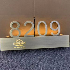 Plaques de porte en bois personnalisées, écologiques et durables HFBH, numéros de maison pour appartements et hôtels, signalétique pour chambres d'hôtes - Product Image 1