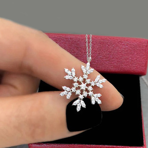 Collar con colgante de copo de nieve para mujer, cadena brillante con incrustaciones, joyería festiva de moda - Product Image 5