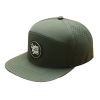Casquettes de golf personnalisées imperméables à séchage rapide et respirantes, avec découpe laser, 7 panneaux, style snapback, avec patch en caoutchouc PVC
