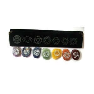 Juego de símbolos de piedra sin forma de Chakra grabado, con bolsa natural - Product Image 1