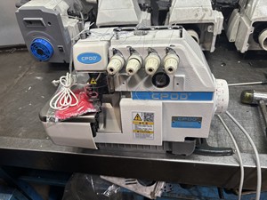 จักรเย็บผ้าอุตสาหกรรมแบบโอเวอร์ล็อค 4 เส้นด้าย รุ่นใหม่ QK-747D แบบแมนนวล แท่นราบ เข็มเดี่ยว ระบบขับเคลื่อนด้วยมอเตอร์ไฟฟ้า ควบคุมด้วยคอมพิวเตอร์ - Product Image 2
