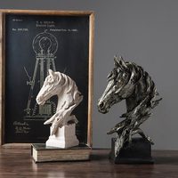 Grande sculpture d'animal en résine peinte à la main, statue de tête de cheval, buste de cheval abstrait moderne, figurine décorative pour la maison, le bureau ou le jardin