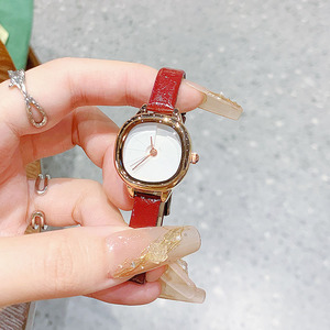 นาฬิกาข้อมือผู้หญิงขนาดเล็ก ดีไซน์หรูหรา เรียบง่าย หน้าปัดไม่มีสเกล สายหนัง ควอตซ์ - Product Image 1