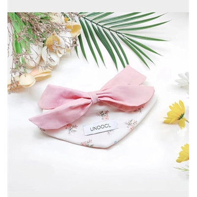 Bufanda floral con estampado de rosas.
