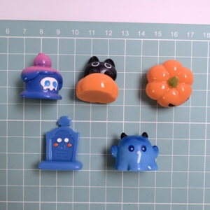 100 Pièces de Décorations Miniatures 3D Mignonnes pour Halloween : Maisons, Fantômes, Citrouilles en Résine – Ornements et Accessoires DIY pour Maisons de Poupées - Product Image 2