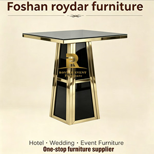 Luxuriöser Quadratischer Goldener Edelstahl-Cocktailtisch mit Schwarzer Gehärteter Glasplatte für Hochzeiten, Events, Hoher Bartisch für Bankette und Partys zum Verleih - Product Image 1