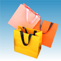 Sacs en papier personnalisés pour la vente en gros de vêtements de luxe, bijoux, cadeaux, avec logo de marque, ruban et accessoires de lamination