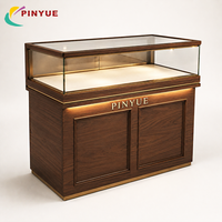 Comptoir de présentation sur mesure en bois courbé avec dessus en verre, vitrine à bijoux, éclairage LED intégré, mobilier de caisse pour boutique