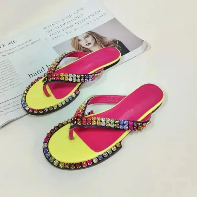 Sandal Flip Flop Wanita Musim Panas Baru Kustom 2023 Ukuran 43 Insole Kulit Sandal Datar Wanita Kulit dengan Berlian Imitasi