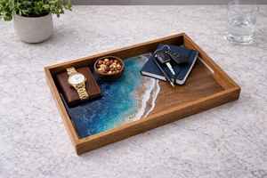 Plateau de service élégant en résine et bois avec texture de bois naturel et design en résine vibrant, parfait pour les réceptions à domicile - Product Image 3