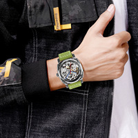 Montre mécanique rétro à cadran en relief avec boîtier ouvert et transparent pour un port décontracté au poignet pour homme