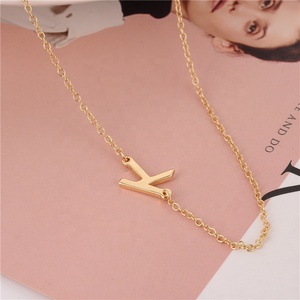 Collar con inicial lateral para mujer, colgante de acero inoxidable chapado en oro de 18k con letra grande y monograma con nombre - Product Image 4