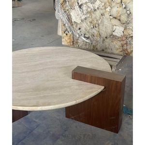 طاولة قهوة فاخرة من الترافرتين بسطح حجري طبيعي مستدير وقاعدة خشبية لمساحات المعيشة الراقية - Product Image 3