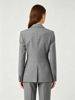 Ensemble de costume deux pièces gris à rayures fines pour femme, coupe ajustée, blazer et pantalon, idéal pour le bureau et les affaires – Fabrication OEM/ODM sur mesure