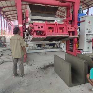 Machine mobile polyvalente de vibroformage pour la fabrication d'éléments en béton préfabriqués (tuyaux en ciment, boîtes en U, culverts, monte-étages de puits) - Product Image 1