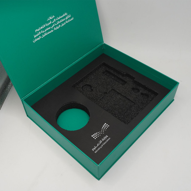 Saudi Arabia Popular Luxury Green Cardboard Notebook Pen Box with Lids Custom Embossed Logo Magnetic Storage and Gift Box
