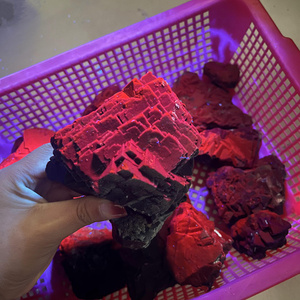 Vente flash : spécimen de fluorite du Pakistan, fluorite noire rose brute, cristal brut, fluorescence, minéral de fluorite pour la guérison, cadeau - Product Image 1