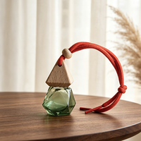 Bouteille diffuseur de parfum pour voiture en verre givré taillé en diamant de 10 ml, vide, avec bouchon triangulaire en bois et cordon coloré – Vente en gros