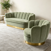 Ensemble de canapés de salon en velours vert olive avec dossier festonné moderne et base en métal doré, mobilier de maison de luxe léger pour villa, salon et hall.