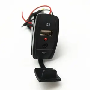 Araba motosiklet araba mobil telefon şarj aleti 2.1A USB arayüzü ses çıkışı ile kırmızı ışık